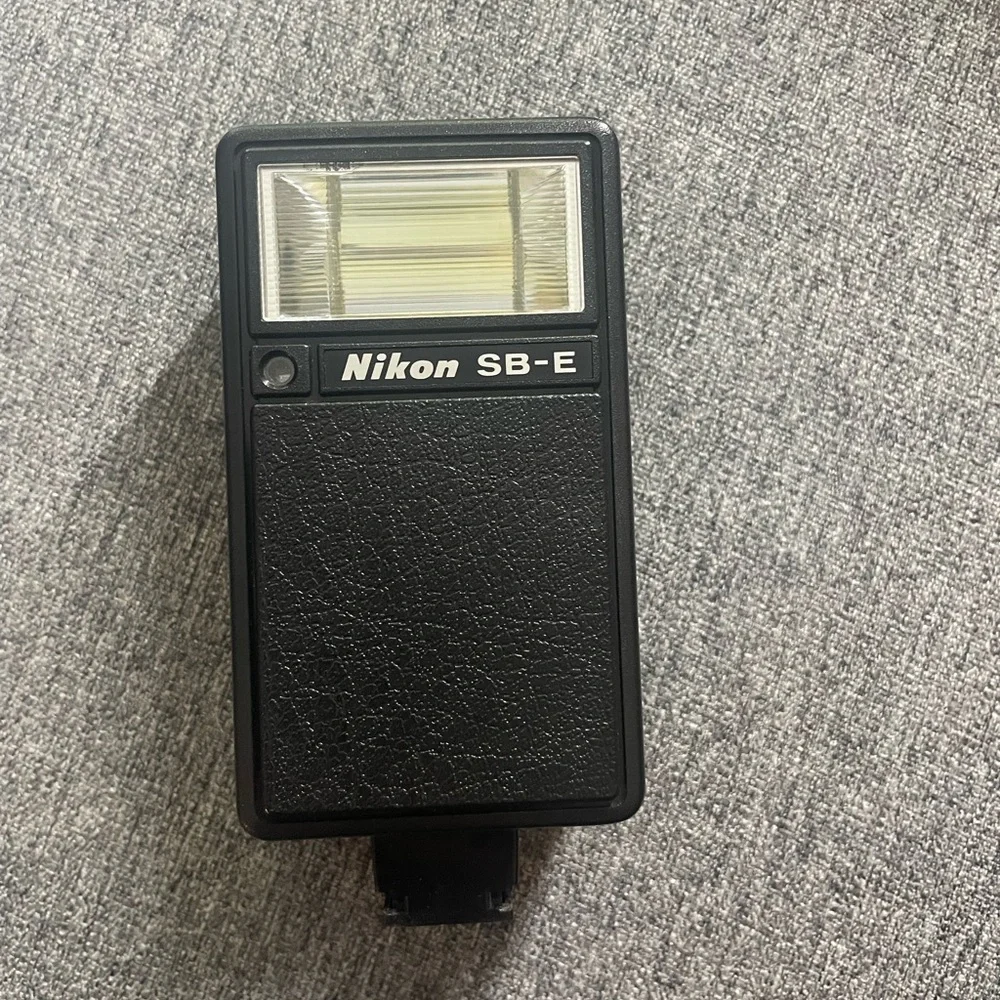 Nikon SB-E Speedlight w/ leather case